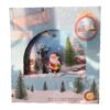 Kalėdinė dekoracija su muzika, šviesomis ir krentančiu sniegu CHRISTMAS SCENE – SvarosPrekes.lt