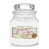 Aromatizuota žvakė YANKEE CANDLE  SNOW IN LOVE, 104 g, iki 30 h – SvarosPrekes.lt