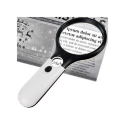 Su 3 vnt. baltos spalvos LED lemputėmis, kurios užtikrina geresnį matomumą. Matmenys: Ø7 cm, Ø2 cm Instrukcija. Norint pakeisti maitinimo elementus, atidarykite maitinimo elementų dangtelį. Įdėkite 3xAAA maitinimo elementus (nepridėti). Uždėkite maitinimo elementų skyriaus dangtelį. Įspėjimai. Nestatykite gaminio šiose vietose – šalia stiprios vibracijos, labai dulkėtose vietose. Nelieskite mechanizmo. Nenaudokite cheminių medžiagų paviršiams valyti. Nepamirškite keisti maitinimo elementus bent kartą per metus. Išsieikvoję maitinimo elementai gali ištekėti ir sugadinti gaminį. Nedėkite panaudotos įrangos kartu su kitomis atliekomis. Panaudojus, išmesti į tam skirtus konteinerius. Gaminyje yra kenksmingų junginių, tokių kaip kadmis, nikelis. Siekiant apsaugoti aplinką ir sveikatą, laikykitės anksčiau nurodytų įspėjimų. Platintojas UAB „Paslaugų idėja“, Europos pr. 69, LT-46333 Kaunas, tel. +370 686 23808, www.svarosprekes.lt. Kilmės šalis - Kinija